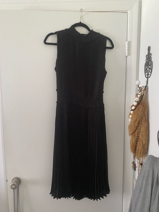 Dresses & Skirts - Sleeveless Black Pleated Midi Dress